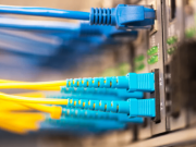 Jakie jest najczęściej używane optyczne okno wejścia/wyjścia dla paneli światłowodowych